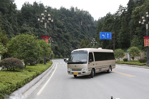 采用流線型車身設(shè)計(jì)，莊重典雅，彰顯精致經(jīng)典，可選高檔金屬烤漆，靚麗、奢華足以成為你的心動(dòng)之選。 商用車之家