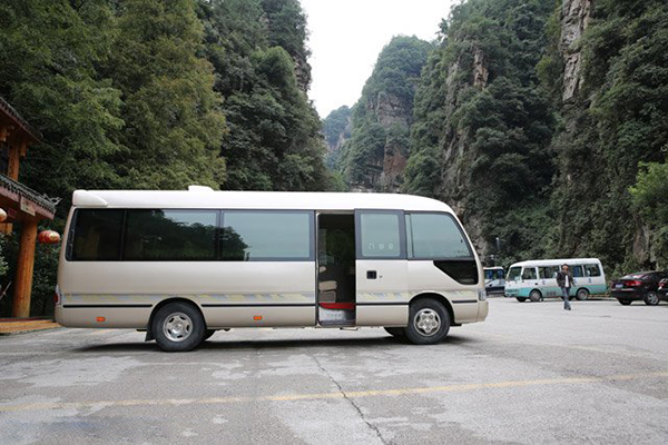 側(cè)圍裝飾條不但有效保護(hù)車身側(cè)圍受到意外摩擦，同時(shí)增添車身側(cè)圍美觀性 商用車